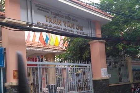 Sài Gòn: Đình chỉ cô giáo bắt học sinh tự tát 32 cái