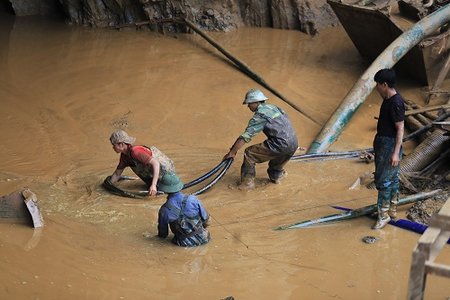 Vụ sập mỏ vàng ở Hòa Bình: Đã xác định được vị trí 2 phu vàng mất tích