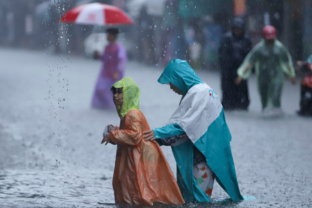 Lượng mưa vượt kỷ lục, Đà Nẵng ngập chìm trong biển nước