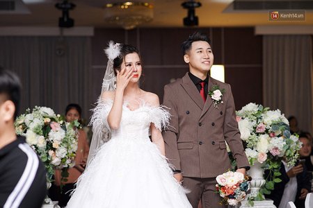 Vợ Huy Cung mặc áo cưới 200 triệu, hạnh phúc vì clip chồng làm tặng