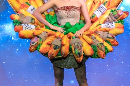 H'Hen Niê diễn trang phục 'Bánh mỳ' tại Miss Universe 2018