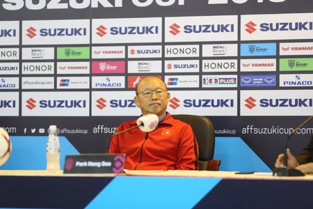 Ông Park bức xúc khi cầu thủ Malaysia tố Việt Nam đá rắn