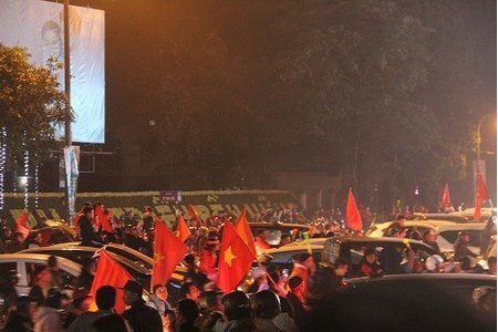 Người dân đổ ra đường ăn mừng  Việt Nam vô địch AFF Cup 2018