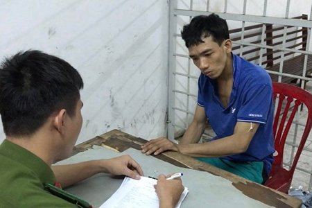 Cảnh sát giải cứu kẻ cướp giật bị kẹt dưới… cống ở Sài Gòn