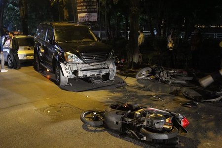 Nữ tài xế Lexus đâm liên hoàn ở Hà Nội, 6 người nhập viện
