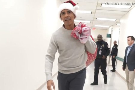 'Ông già Noel' Barack Obama phát quà cho bệnh nhi nhân dịp Giáng sinh