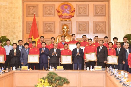 Thủ tướng Chính phủ gặp mặt, khen thưởng ĐT Việt Nam