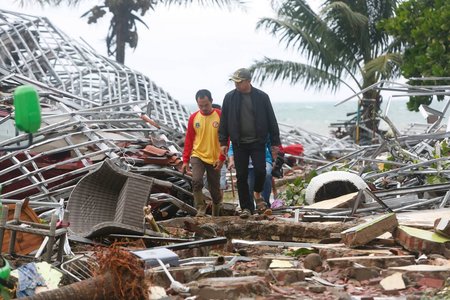Nhân chứng sống sót kể lại phút kinh hoàng sóng thần tới ở Indonesia