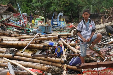 Sóng thần Indonesia, số người chết tăng lên gần 400
