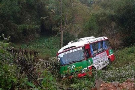 Nghệ An: Xe buýt chở gần 20 người lao xuống vực sâu 3m