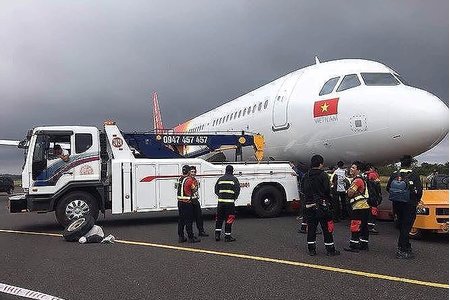 Vietjet xin lỗi khách hàng về sự cố rơi lốp tịch thu bằng lái phi công