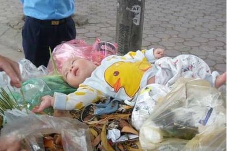 Xót xa bé trai 8 tháng tuổi bị 'bỏ quên' trên xe rác
