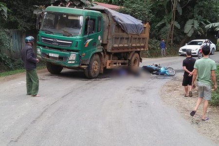Yên Bái: Chồng gào khóc bên thi thể vợ bị xe tải cán tử vong