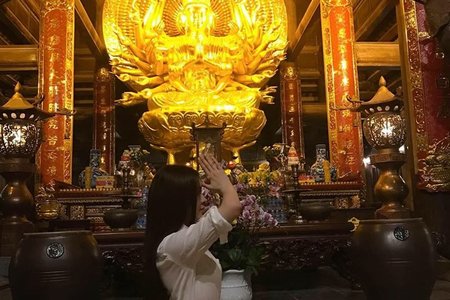 Thư Dung bị cộng đồng mạng 'ném đá' vì đăng ảnh đi chùa mặc phản cảm