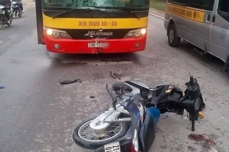 Xe máy 'đấu đầu' xe buýt, nam thanh niên thiệt mạng ở Hà Nội