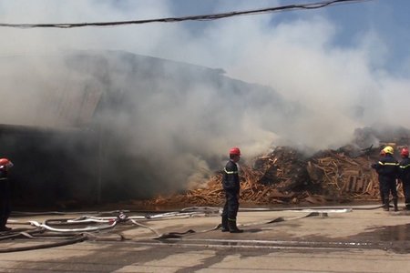 Đồng Nai: Xưởng gỗ bốc cháy ngùn ngụt ngày đầu năm