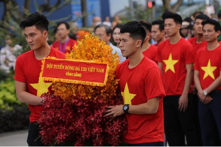 U23 Việt Nam dâng hương lên tượng đài Bác trước khi tham dự gala vinh danh tại TP.HCM