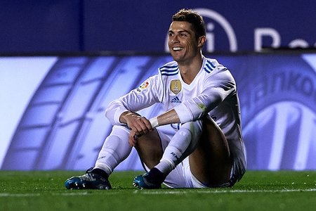 Cựu danh thủ Anh: 'Ronaldo không còn cùng đẳng cấp với Messi'