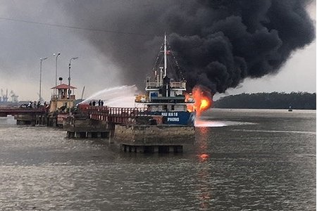 Giải cứu tàu dầu 2.000 tấn bất ngờ bốc cháy khi cập cảng Hải Phòng