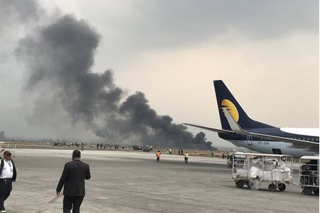 Máy bay bốc cháy khi đang hạ cánh, ít nhất 40 người chết