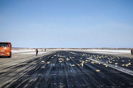 Máy bay làm rơi hàng tấn vàng, dân đổ xô đi tìm mặc thời tiết -24 độ C