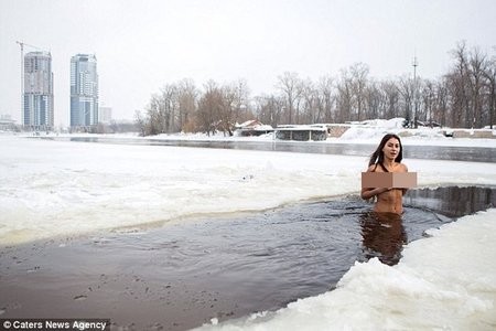 Cô gái Ukraine khỏa thân tắm sông băng suốt 9 năm để xinh đẹp hơn