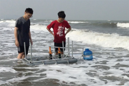 Hai nam sinh lớp 12 chế tạo hệ thống biến nước mặn thành nước ngọt 