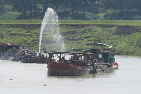 Sóc Sơn, Hà Nội: Cát tặc ngang nhiên 'tàn phá' sông Cà Lồ