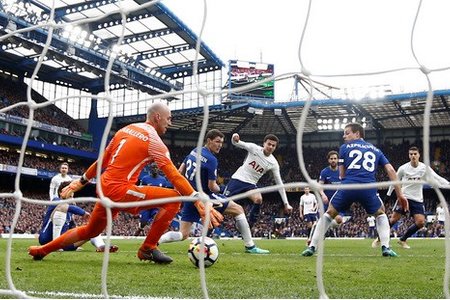 Sụp đổ bởi vài phút xuất thần của Tottenham, Chelse nhận quả đắng