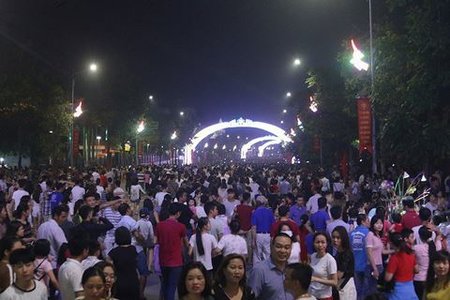 Hàng vạn du khách đi trẩy hội lễ hội Đền Hùng 2018