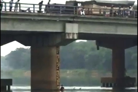 Chàng trai nhảy từ độ cao 10m xuống sông cứu cô gái tự tử