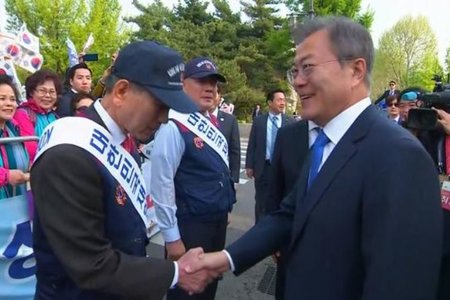 Nhà lãnh đạo Kim Jong-un đến DMZ cho hội nghị thượng đỉnh lịch sử 