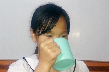 Kỷ luật cô giáo bắt học sinh lớp 3 uống nước giặt giẻ lau bảng