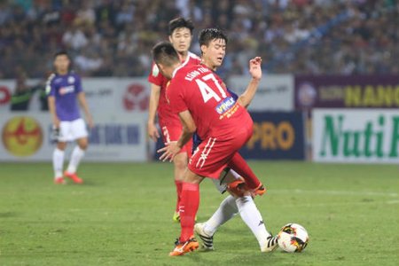 HAGL thua đậm Hà Nội FC, Tăng Tiến bị cấm chơi vì vào bóng thô bạo