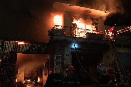 Cháy dữ dội ở kho hàng điện máy tại Ninh Thuận
