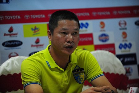 Sau sự cố trên sân Pleiku, HLV Chu Đình Nghiêm xin lỗi người hâm mộ