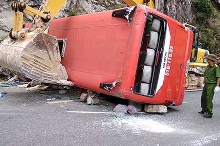 Ôtô lật trên đèo Khánh Lê: Tài xế lý giải nguyên nhân xe đâm vách núi