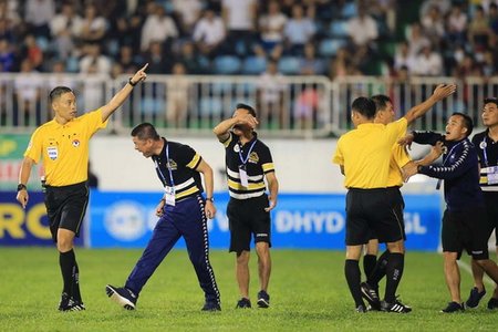 Án phạt vụ việc ở sân Pleiku:HLV Chu Đình Nghiêm bị cấm chỉ đạo 4 trận