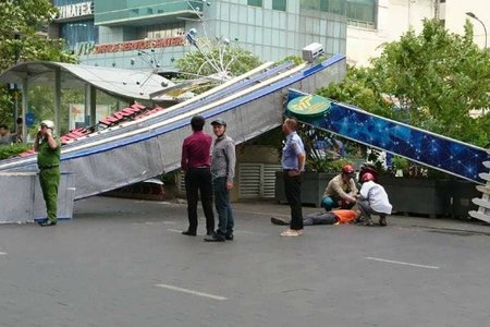 Cổng chào phố đi bộ Nguyễn Huệ đổ sập đè 1 người nhập viện cấp cứu