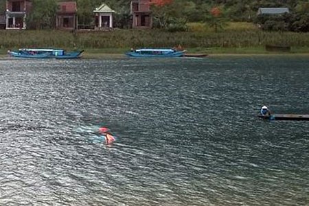 Quảng Bình: Lốc xoáy đánh úp 2 thuyền chở khách, 1 người tử vong
