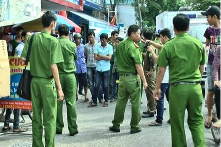 Gọi cháu vào nhà ngủ cho đỡ nắng, bà bị cháu chém chết 