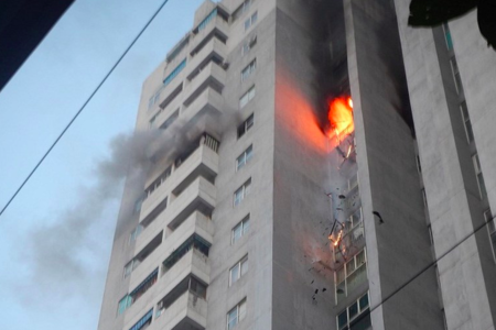 Hà Nội: Cháy tại tầng 18 khu chung cư Bắc Hà, người dân ôm con bỏ chạy