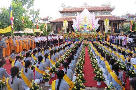 Hàng ngàn người mừng đại lễ Phật đản 2018