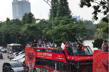 Xe buýt 2 tầng mui trần vừa khai trương ở Hà Nội hiện đại thế nào?