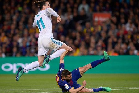 Messi tỏa sáng, Real không thể hạ gục Barce dù chơi hơn người