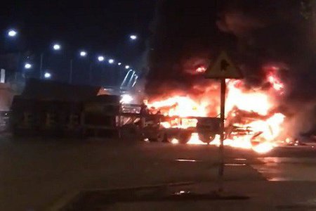 2 xe container tông nhau kinh hoàng rồi bốc cháy, 2 người tử vong