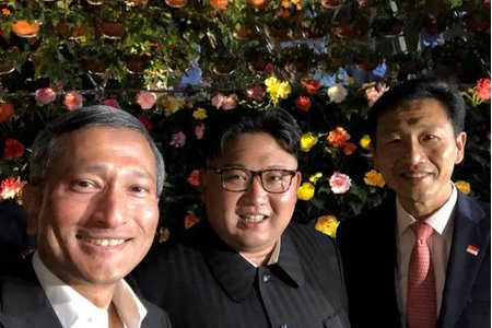 Ông Kim Jong-un tham quan Singapore, chụp ảnh selfie trong đêm