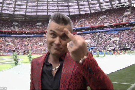 Ca sĩ Robbie Williams hành động xấu xí trong lễ khai mạc World Cup