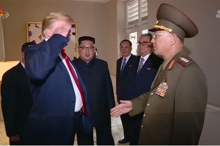 Kiểu chào nhà binh của ông Trump với tướng Triều Tiên gây tranh cãi