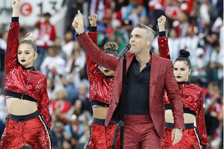 Giơ 'ngón tay thối', Robbie Williams có thể bị phạt tiền